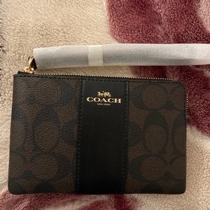 Women’s wristlet wallet